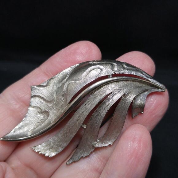 Vintage Leaf Brooch, Silver Tone, JJ Jonette Jewelry, 1970s, 2 1/2 Inches - Picture 3 of 10